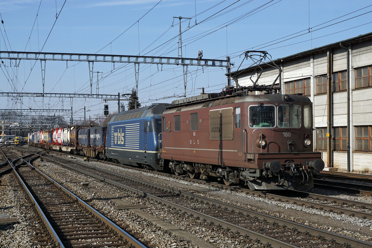 Fotogene BLS Doppeltraktion mit der Re 425 180 sowie einer nicht erkennbaren Re 465 anlässlich der Bahnhofsdurchfahrt Burgdorf vom 19. Februar 2019.
Foto: Walter Ruetsch