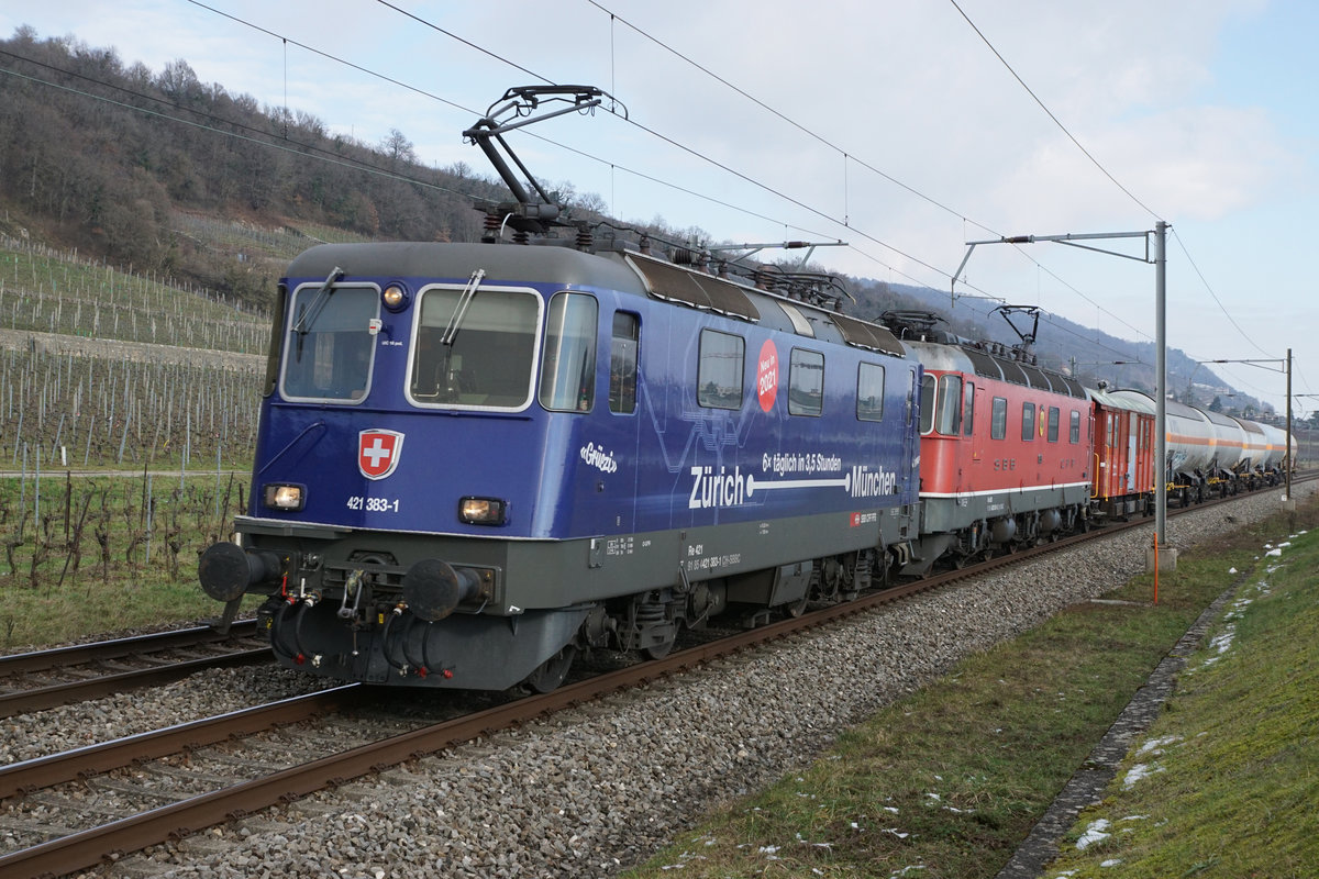 Fotogene Traktionen im Dienste von SBB CARGO NATIONAL.
Re 10 bestehend aus der Re 421 383-1 und der Re 620 031  DULLIKEN  mit einem Kurzgüter bei Cressier am 7. Januar 2021.
Foto: Walter Ruetsh