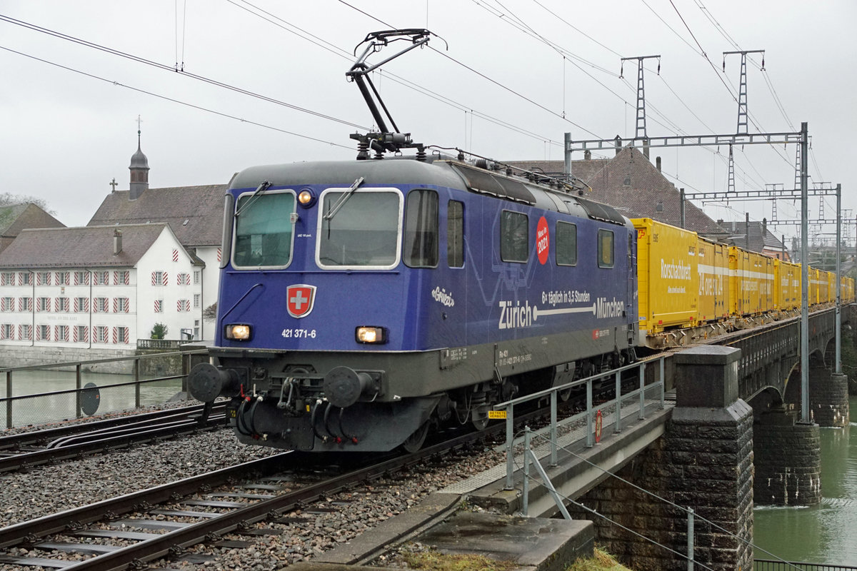 Fotogene Traktionen im Dienste von SBB CARGO NATIONAL.
Re 421 371-6 mit einem Postzug beim Passieren der Aarebrücke Solothurn am 1. Februar 2021.
Noch vor dem Fahrplanwechsel musste ich für ein Bild der  DUNKELBLAUEN  nach Bregenz und Lindau fahren. Nun brettern sie mit Güterlast durch meine Heimatstadt Solothurn.
Foto: Walter Ruetsch