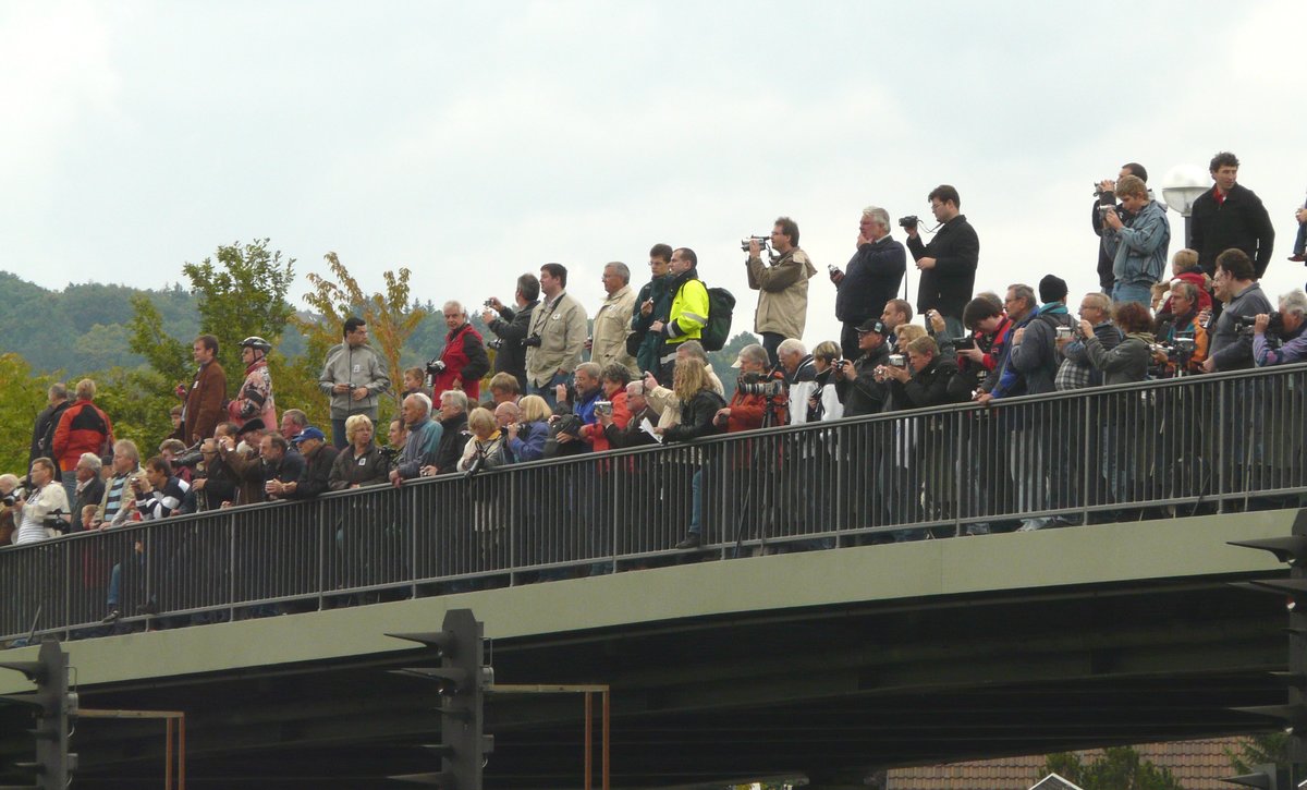 Fotografen faszinieren (nicht nur) bei Eisenbahnveranstaltungen durch ihren Einfallsreichtum, DAS Bild in den  Kasten  zu bekommen. Wehe, es steht dem  Profi  ein  Amateur  im Weg. Ich hab unsere Kollegen wieder mal beobachtet. Hier am 20.09.2008 auf der Brücke in Neuenmarkt-Wirsberg.