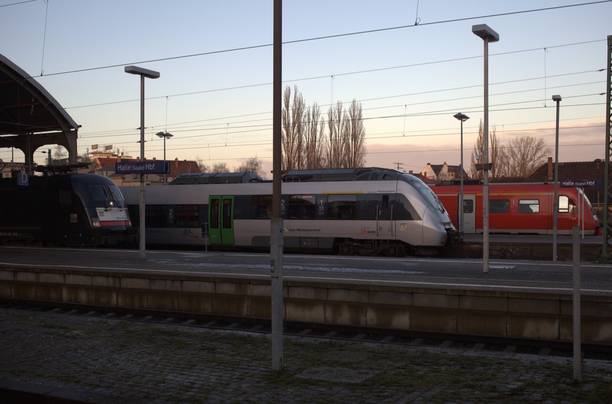 Fotografenfreundlich aufgestellt in Halle: v.l. MRCE Dispolok mit der Reginalbahn nach Eisenach (Fotografentipp- modenisierte Silberlinge/Halberstädter mit Fenstern zum öffnen), die S-Bahn nach Leipzig  und ein RE  Richtung Goslar.Wenn doch nur die 
Lampenmasten nicht wären ! 28.11.2015 15:48 Uhr.