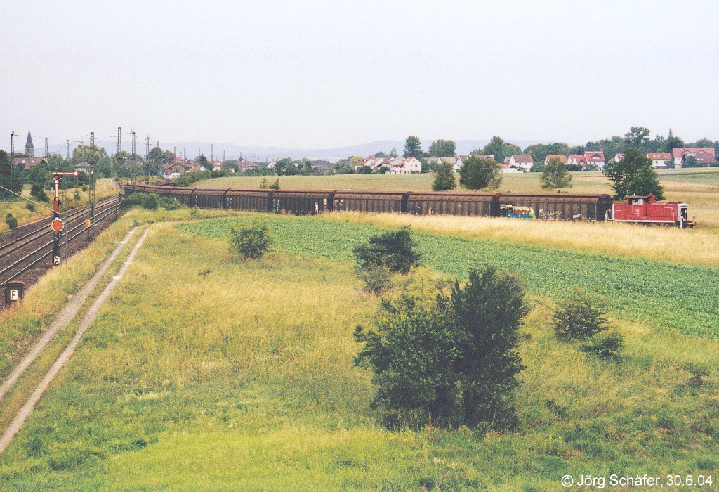 Fotografenglück: Gerade als sich Jörg Schäfer am 30.6.04 am südlichen Einfahrsignal von Breitengüßbach „auf die Lauer legte“, fuhr 364 761 mit einem Übergabezug in den Gleisanschluss der Muna.