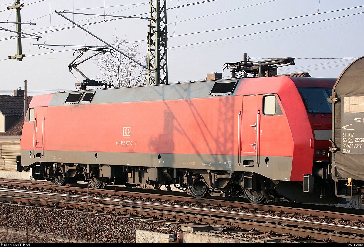 Fotografenpech: Kaum verlässt man die Fotostelle, taucht in der Ferne währenddessen noch etwas Interessantes auf.
Für 152 087-3 DB als gemischter Gz, der am Hp Halle Messe auf der Bahnstrecke Magdeburg–Leipzig (KBS 340) Richtung Halle (Saale) fährt, reichte es leider nur für einen Nachschuss. [25.3.2018 | 17:23 Uhr]