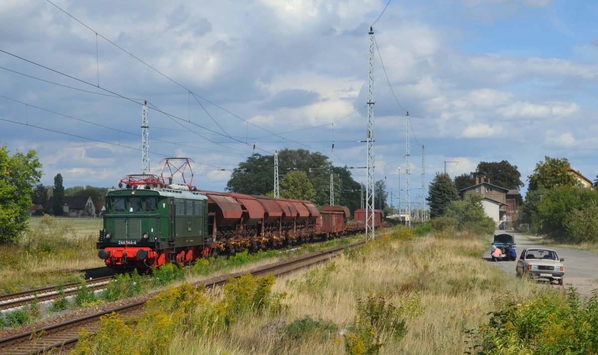 Fotogüterzug mit 244 044-4 in Jesewitz Richtung Leipzig 06.09.2020
