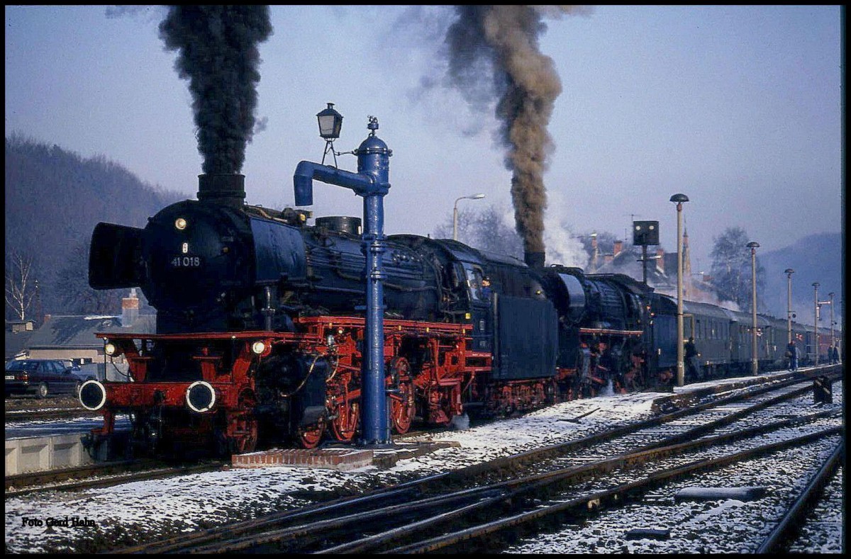 Fotohalt am 25.1.1995 in Gräfenroda. 41018 und 031010 bereiten sich für eine traumhafte Ausfahrt in Richtung Oberhof vor.