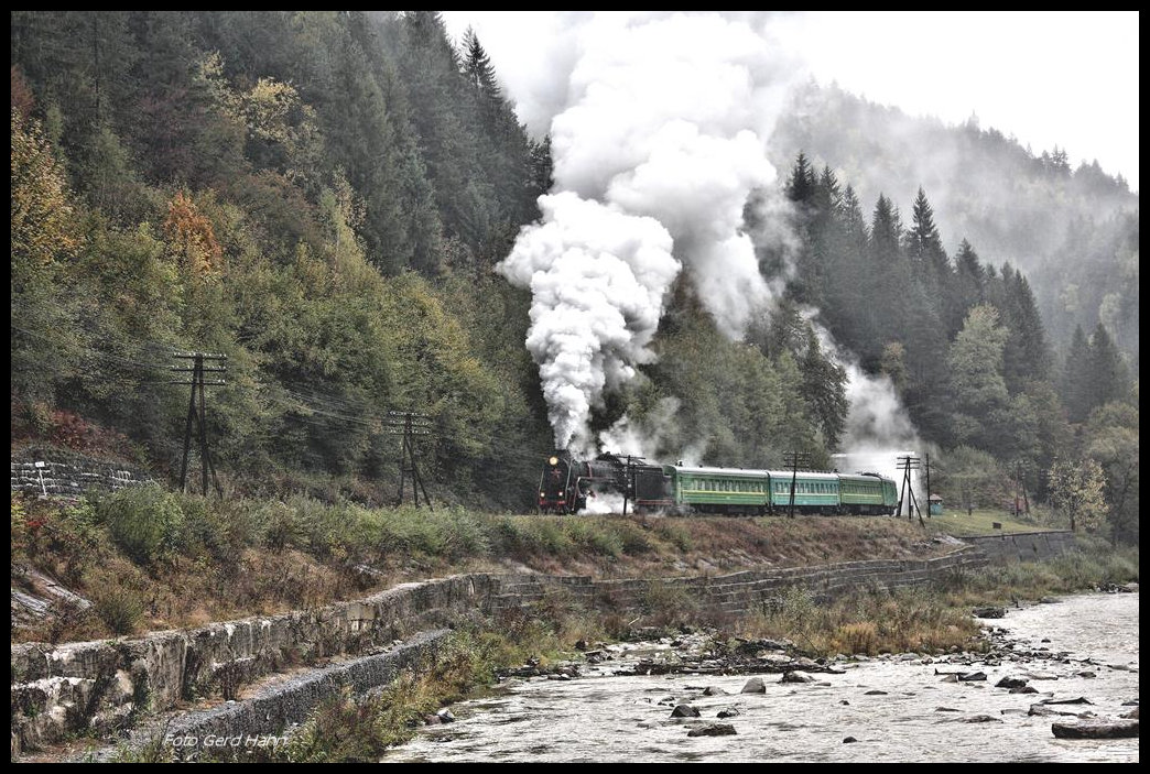 Fotohalt am Tunnel bei Mikulyschyn am 13.10.2016. Es führt L 3535 unseren aus drei  russischen  Schnellzugwagen und einem Bagage Wagen gebildeten Sonderzug in Richtung Rachiv. 