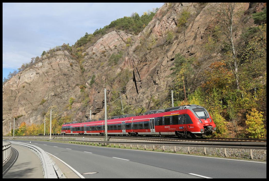 Fotohalt gegenüber der Felswand die einst schon Carl Bellingrodt als Hintergrund für seine Aufnahmen nutzte! Am 20.10.2019 machte ich an diesen Fotopunkt auf meiner Fahrt nach Oberfranken kurz Halt und bekam den  Hamster  442776 vor die Linse, als dieser aus Richtung Lichtenfels hier den Stadtrand von Saalfeld erreichte.