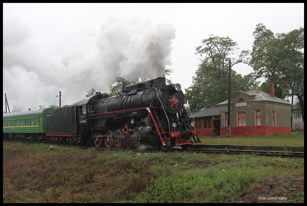 Fotohalt der L 3535 mit ihrem Sonderzug am 12.10.2016 in Ostrivets nahe Kolomea.