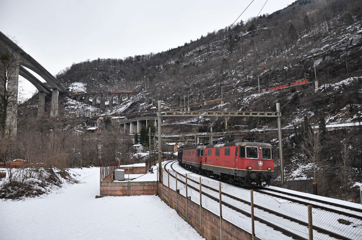 [Fotomontage] Ein Güterzug, gezogen von der Re 4/4 II 11329 und der Re 6/6 11670  Affoltern am Albis  auf seiner Talfahrt durch die Biaschina am 23.02.2015. Falls euch derartige Fotomontagen gefallen, lade ich gerne weitere solche Bilder hoch, auch wenn die Idee an sich natürlich nichts Neues ist. 