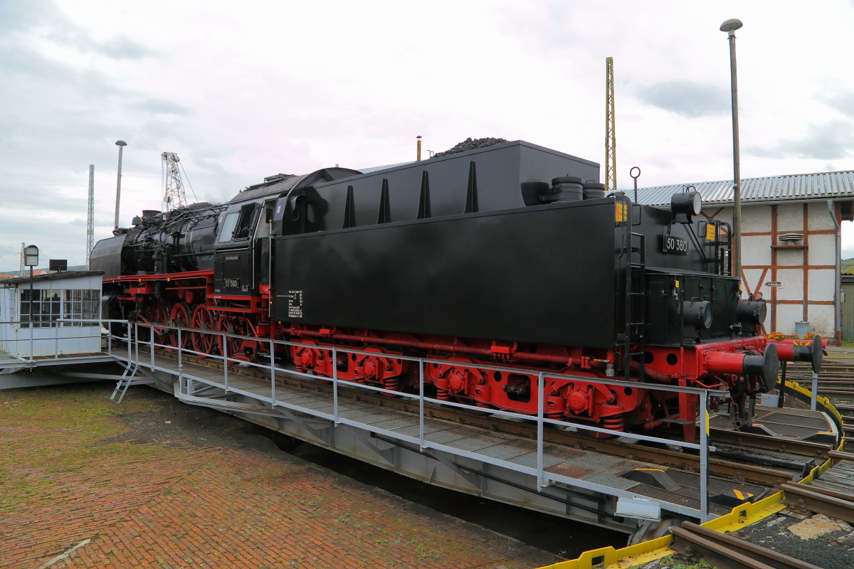 Fotopräsentationsfahrt der Meininger 50 380 am Nachmittag des 07.10.2017 auf der Drehscheibe im Museums-Bw Arnstadt. Die Aufnahme entstand im Rahmen einer Sonderfahrt mit Museumsbesichtigung. (Bild 3)