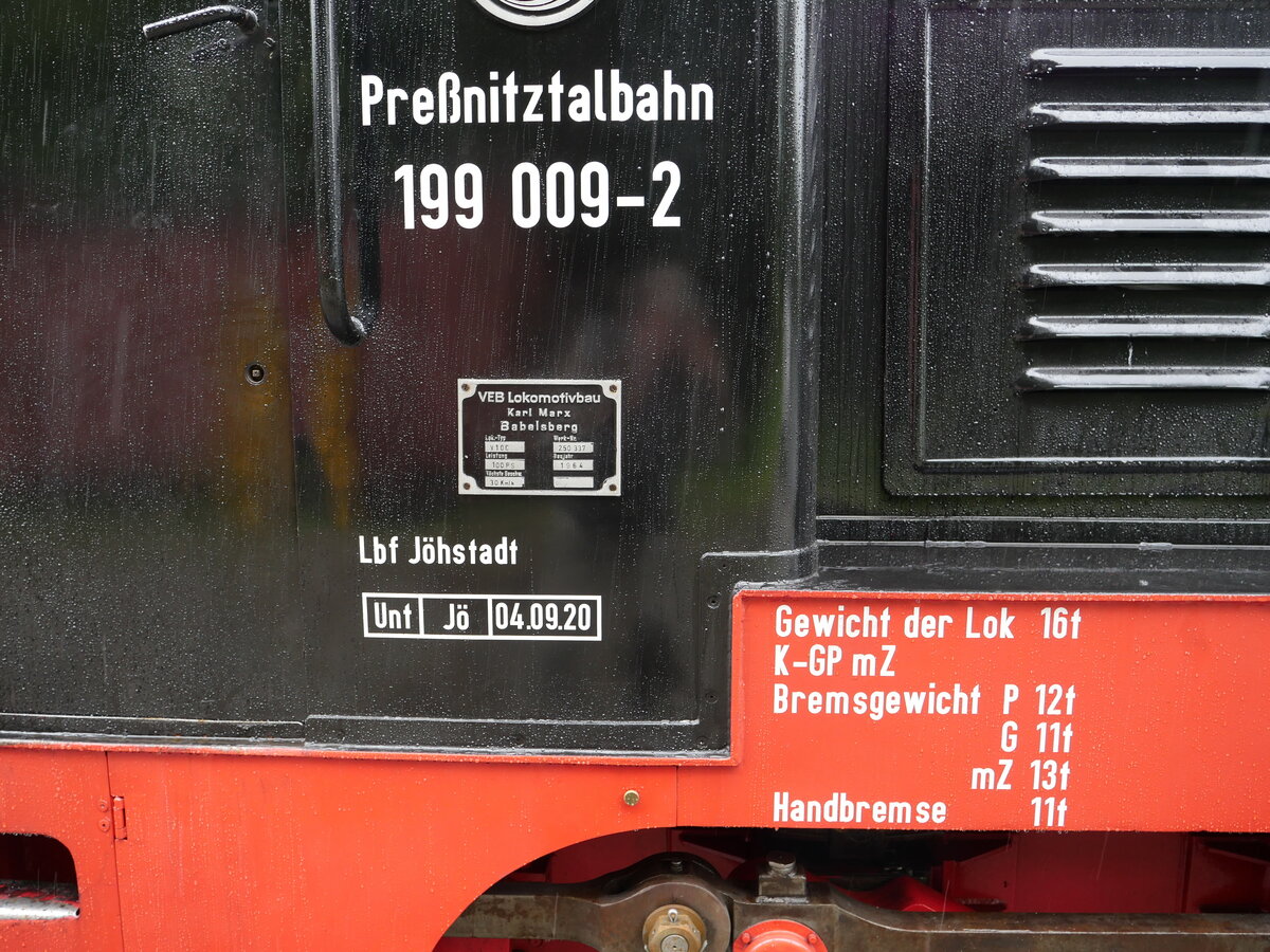 Fotos von dieser V 10 C 199 009-2 wurden bei bb bereits hinreichend viele veröffentlicht; hier die Technischen Daten, wie sie an der Lok beschriftet sind; Jöhstadt, 04.08.2021
