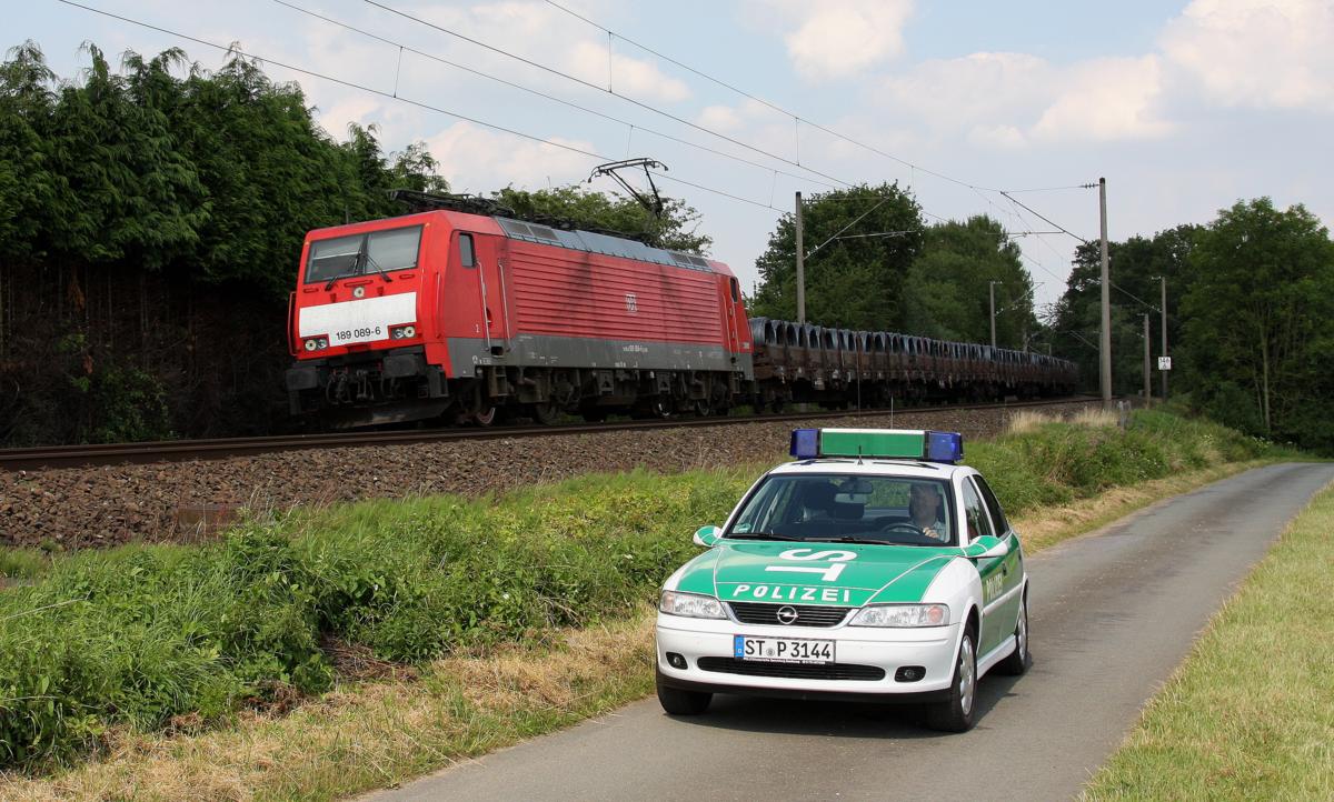 Fotoshooting mit altem Opel Vectra Polizeiwagen, der einst in der Kreispolizeibehörde Steinfurt Dienst tat, am 17.7.2014 in Lotte. 
189089 ist derweil mit einem Güterzug in Richtung Rheine unterwegs.