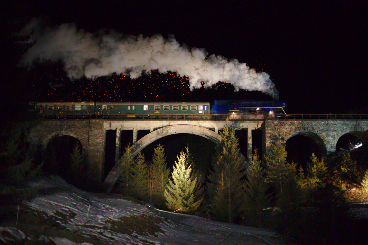 Fotosonderzug mit der 477.013 auf dem Eisenbahnviadukt von Telgárt, das extra für die Fotografen bestrahlt wurde. Eindrucksvoll war der Funkregen unterhalb der Rauchfahne.(16.02.2017)