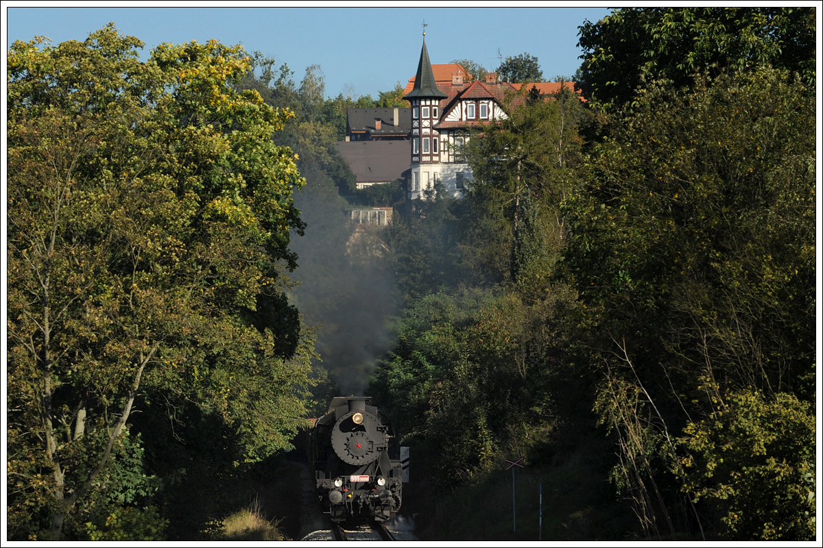 Fotosonderzug Pn 90050 von Benešov u Prahy nach Světlá nad Sázavou mit 555 3008 an der Spitze kurz und 555 0153 als Schiebe kurz nach der Ausfahrt aus dem Bahnhof Ledeč nad Sázavou am 22.9.2019.