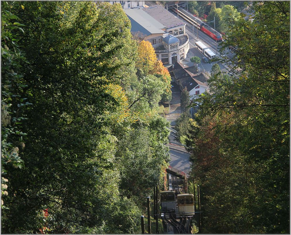 Fototmontage von Eisenbahn und Standseilbahn (funiculaire Territet-Glion) in Montreux am Genfer See. 25.10.19