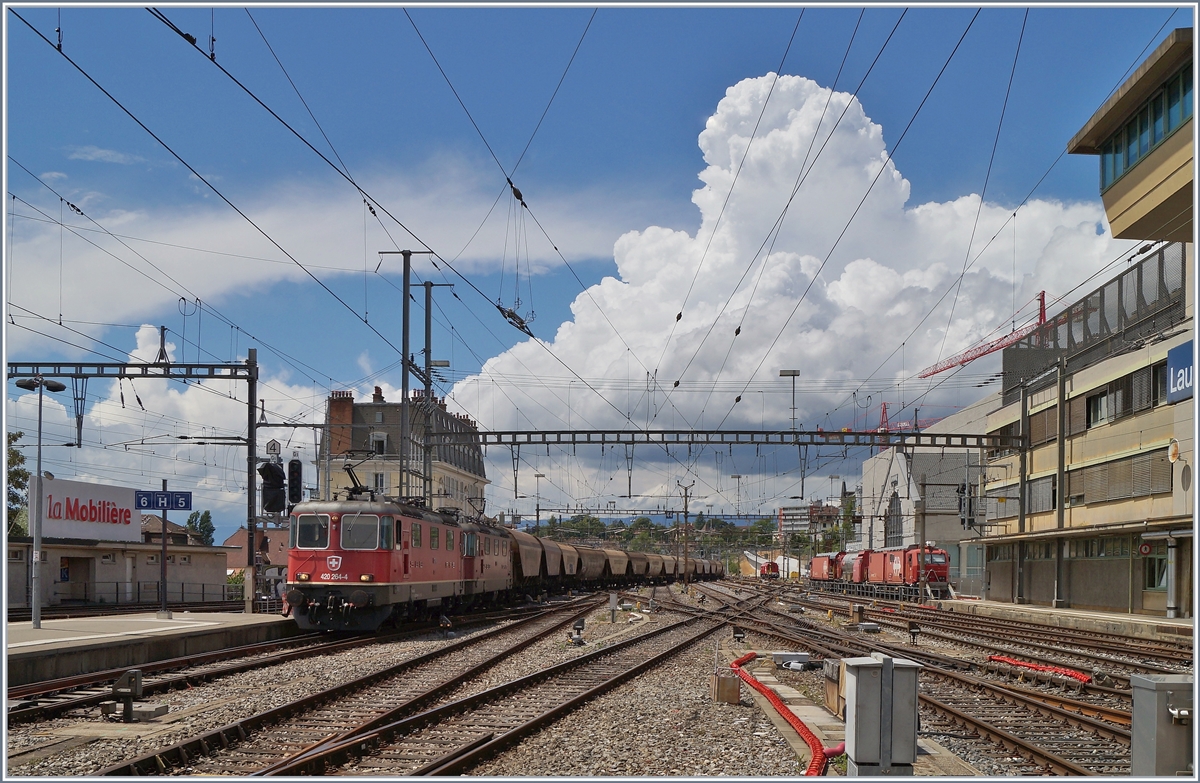  Fotowolke  einmal anders: Berühmt berüchtig hat die  Fotowolke  schon so manchen Fotografen geärgert, hier ist das Foto der Wolke schon fast das Motiv des Bildes, wären da nicht die beiden Re 4/4 11264 und 11296 die mit ihrem  Spaghetti  Zug in Lausanne eintreffen. 

18. Juni 2020