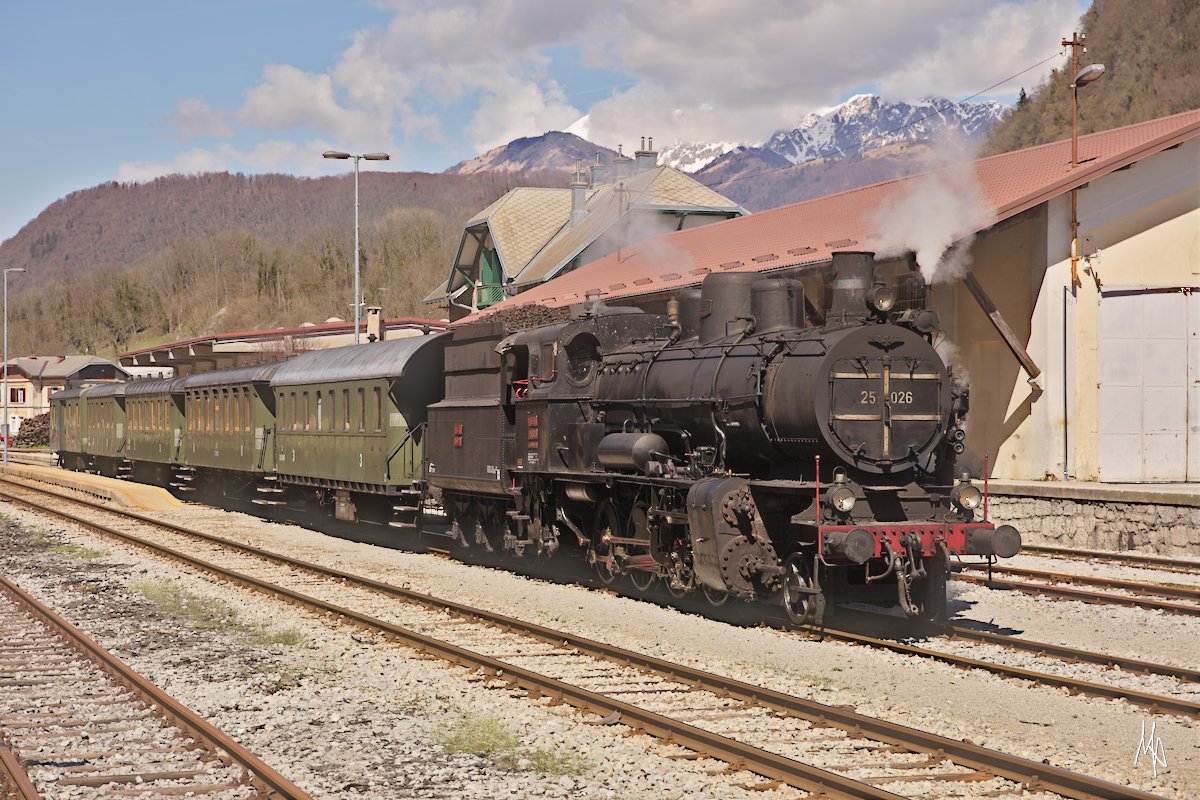 Fotozug mit der 25.026 im Bahnhof Most na Soci. (06.04.2018)