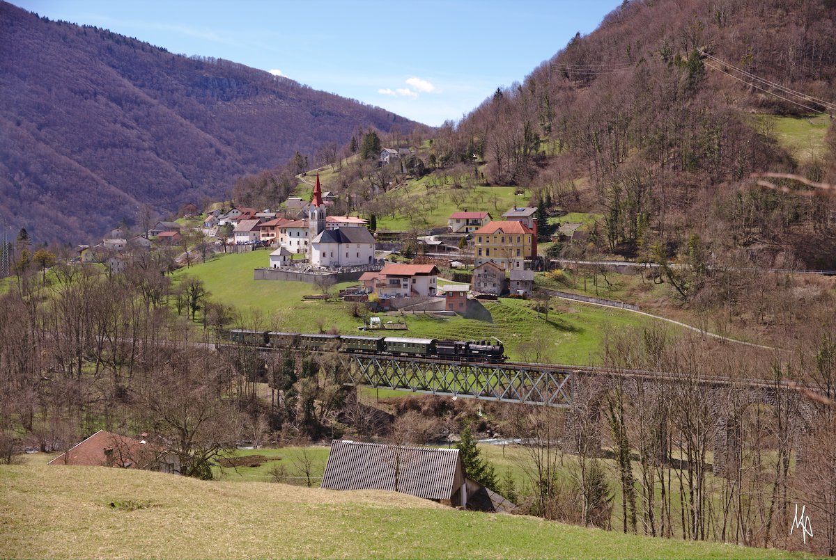 Fotozug mit der 25.026 vor dem Panorama von Grahovo. (06.04.2018)