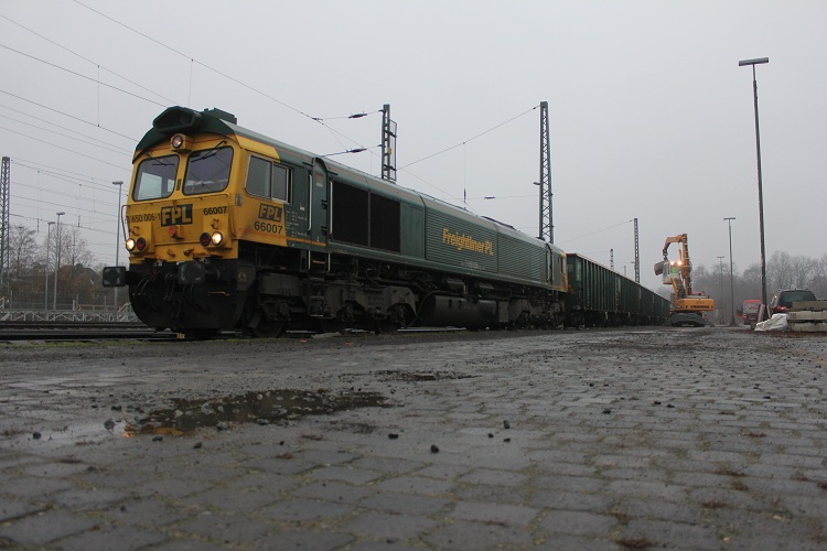 FPL 650 006-1 im Bahnhof Stade an der Alten Ladestarße(Jetzt Parkplatz) zum Stellwerk am 09.12.2013
Mehr Bilder findet ihr auf www.bahnfotokiste.com

