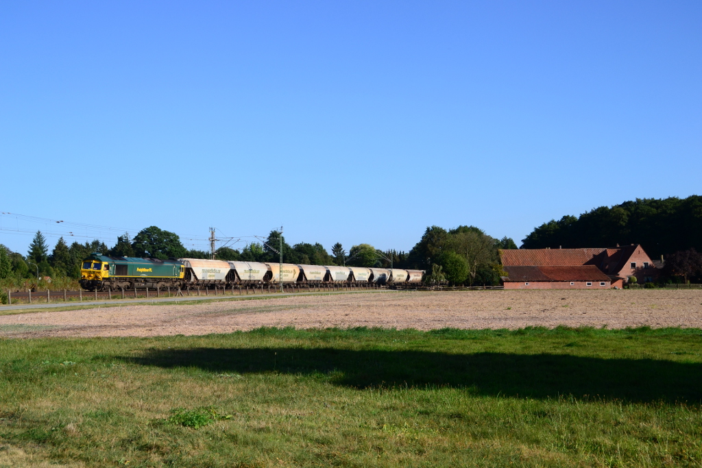 FPL 66004 mit einem Getreidezug am 16.09.2016 kurz vor Langwedel 