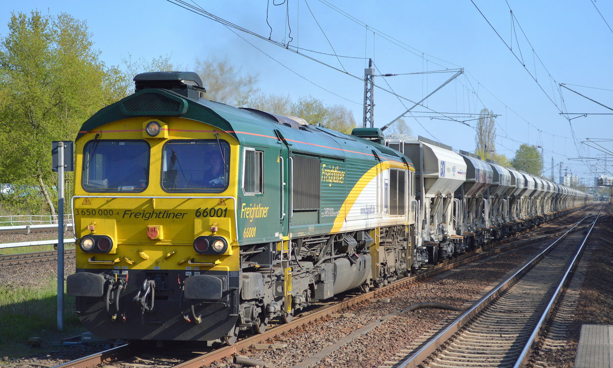 FPL - Freightliner PL Sp. z o.o. mit  66001  [NVR:  92 51 3650 000-4 PL-FPL ] und Schüttgutwagenzug (Kies) am 17.04.19 Bf. Berlin-Hohenschönhausen.