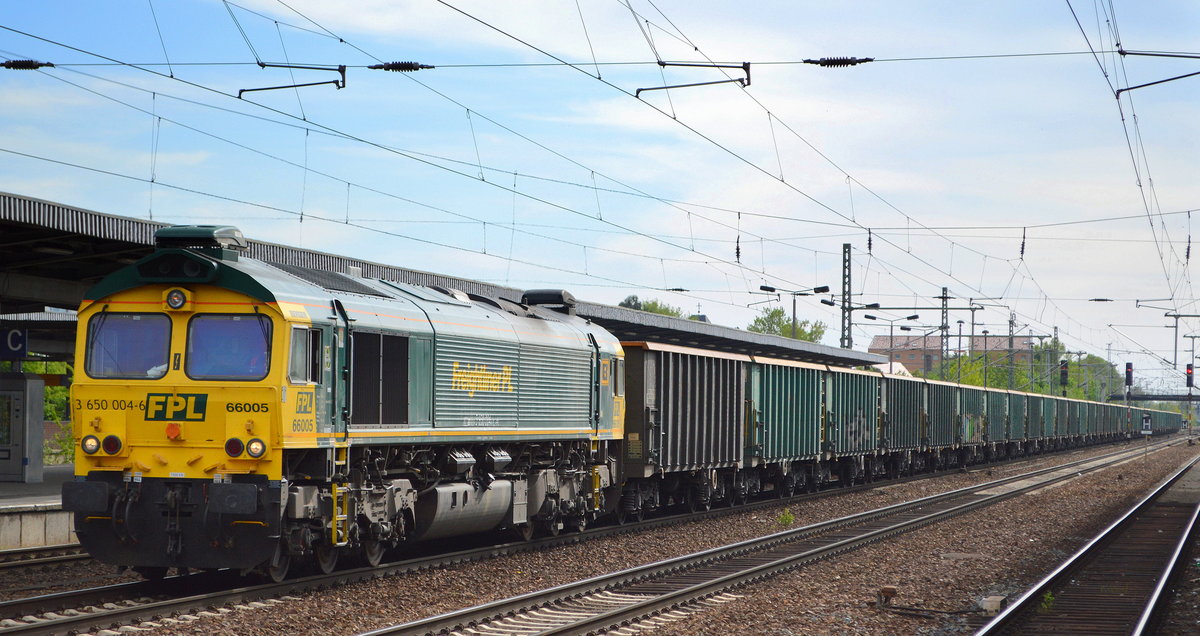 FPL - Freightliner PL Sp. z o.o. mit  66005  [NVR:  92 51 3650 004-6 PL-FPL ] und einem Ganzzug offener Güterwagen am 30.04.19 Bf. Flughafen Berlin-Schönefeld.