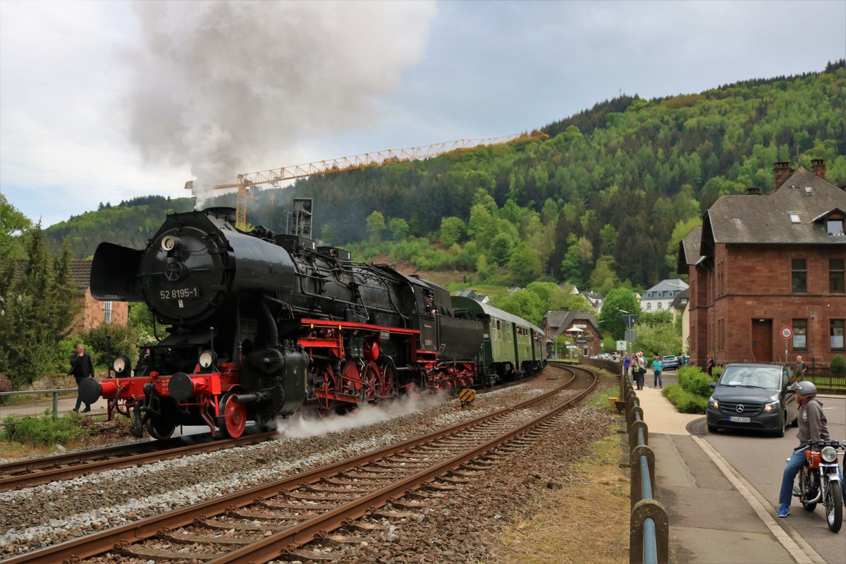 Fränkische Museuemseisenbahn 52 8195-1 mit Sonderzug in Kordel Bahnhof am 29.04.18 beim Dampfspektakel 2018