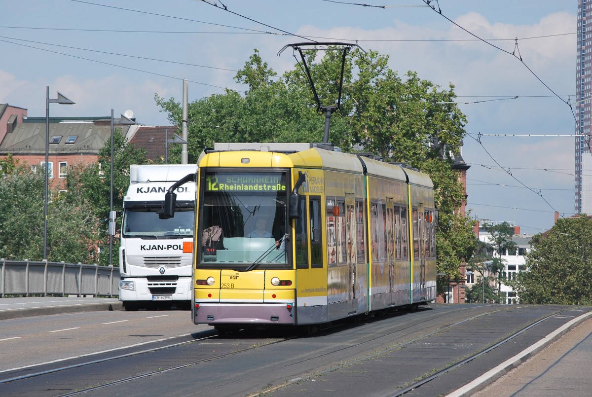 Franfurter Straenbahn fhrt ber die Friedensbrcke (21. August 2013).