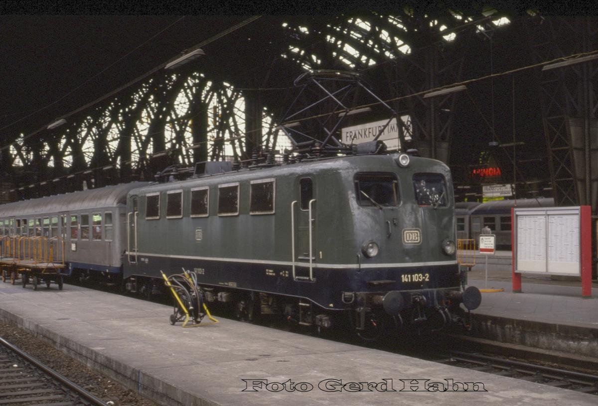 Frankfurt am Main - Hauptbahnhof Gleis 1: 141103 vor Nahverkehrszug um 12.01 Uhr.