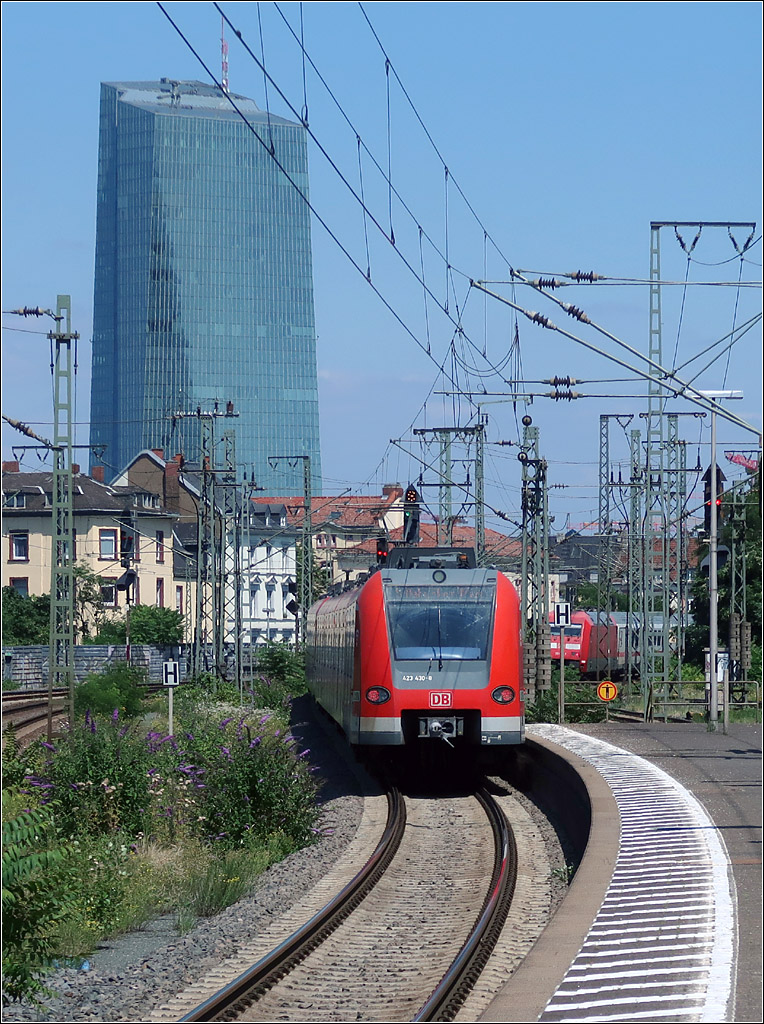Frankfurt am Main -

Vor der Kulisse des EZB-Hochhauses verlässt ein Triebzug der Baureihe 423 den Bahnhof Ffm-Süd in Richtung Offenbach.

21.07.2021 (M)