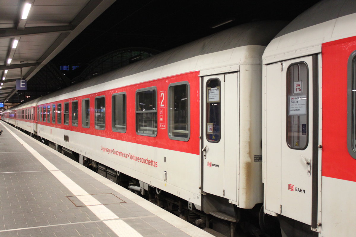 Frankfurt (Main) Hauptbahnhof war ein zentraler Knotenpunkt im ehemaligen CNL-Netzt. Am 05.09.2016 steht CNL 40478  Pegasus  Zürich - Amsterdam gemeinsam mit CNL 478  Komet  Zürich - Hamburg am Bahnsteig und wartet auf die weiteren Zugteile aus München.