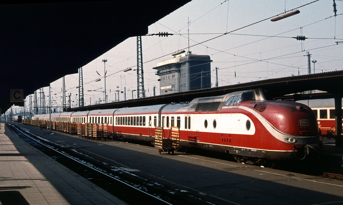 Frankfurt (Main) Hbf, Dt 13417 (Februar 1987). 