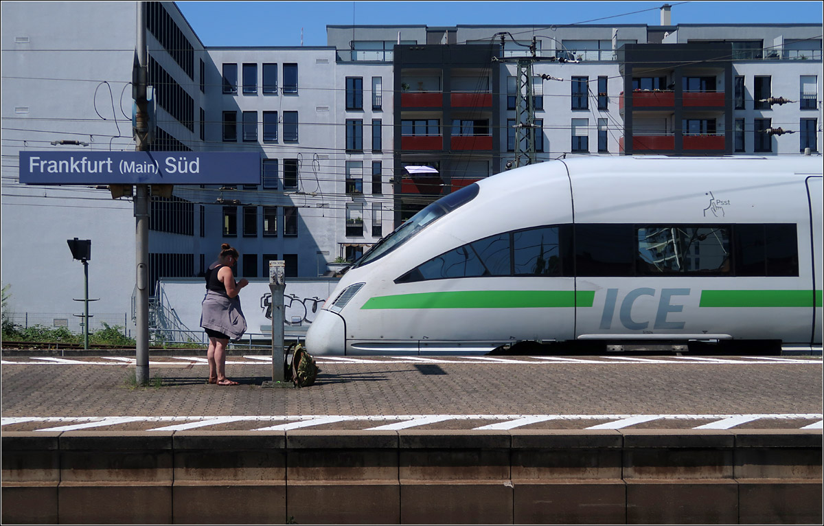 Frankfurt (Main) Süd - ICE - Psst -

Mein persönliches Lieblingsbild, das ich aus Frankfurt am Main mitgebracht habe.

ICE-Durchfahrt im Bahnhof Frankfurt Süd.

21.07.2021 (M)