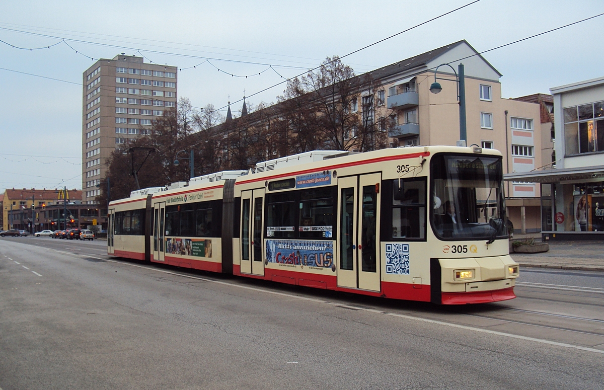 Frankfurt (Oder), Karl-Marx-Straße. AEG GT6M #305 erreicht die Haltestelle Magistrale. Die Aufnahme stammt vom 29.11.2014. 