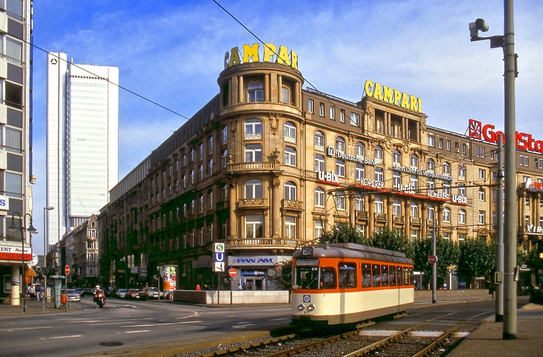 Frankfurt Tw 217 solo auf der Linie 26 am Hauptbahnhof, 27.09.1986.