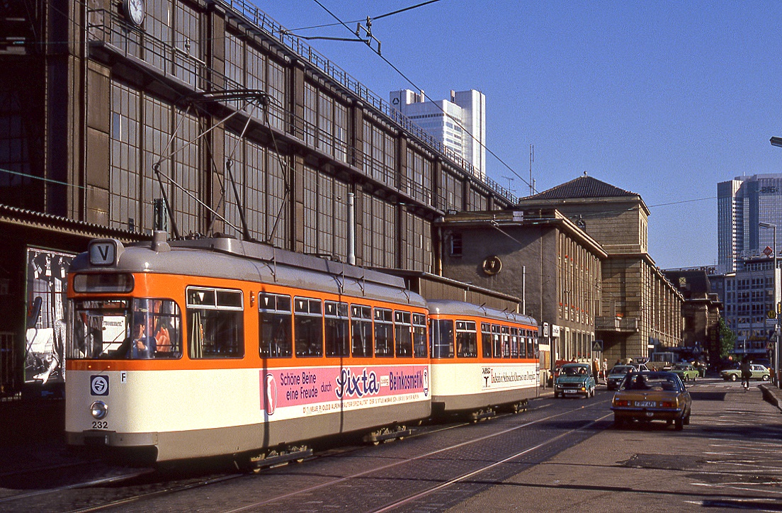 Frankfurt Tw 232 mit Bw 1239 als Verstärker-Zug während der Buchmesse. Aufnahme in der Mannheimer Straße südlich des Hauptbahnhofs, 10.10.1987.