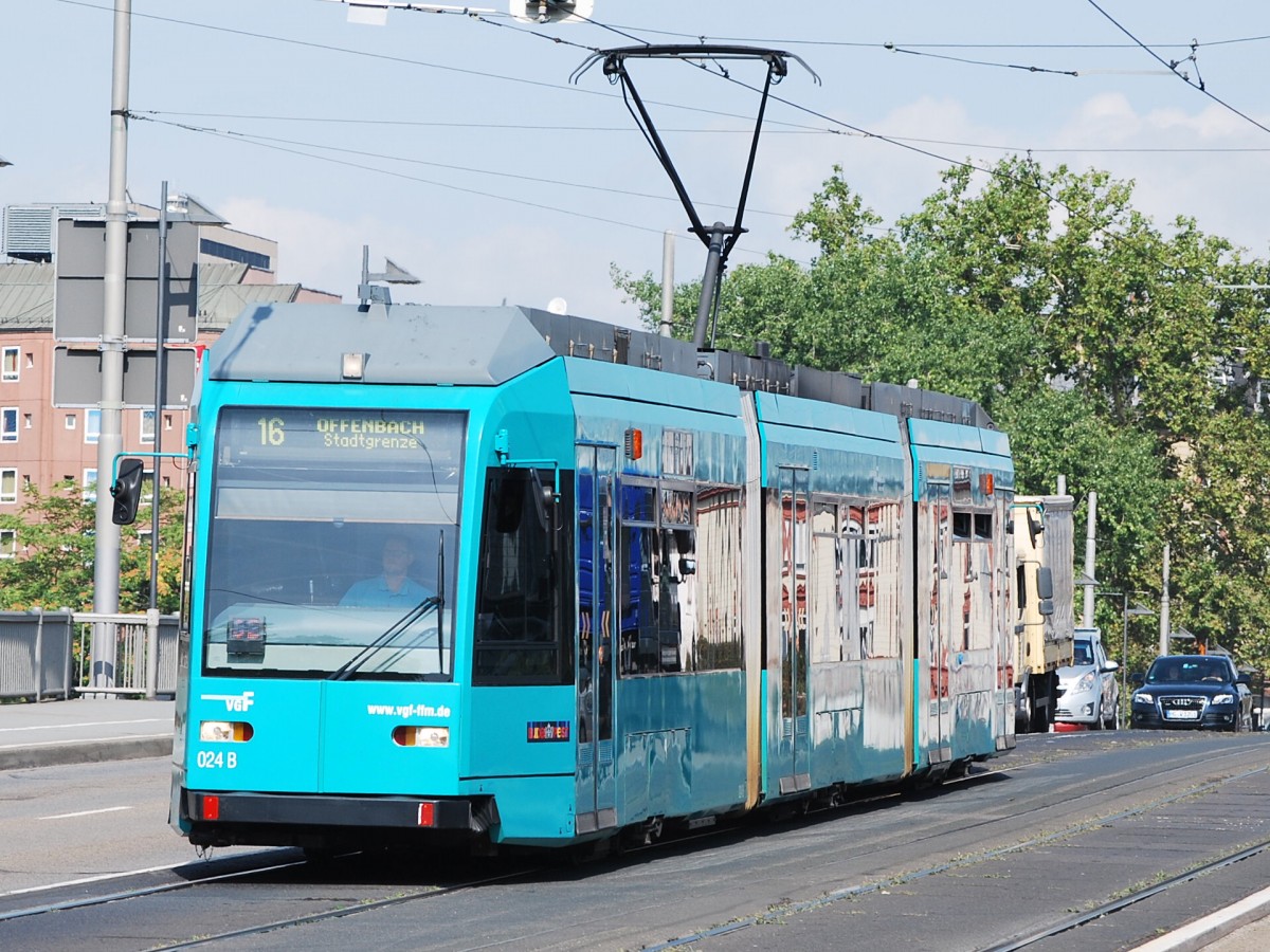 Frankfurter Straenbahn fhrt ber die Friedensbrcke (21. August 2013).