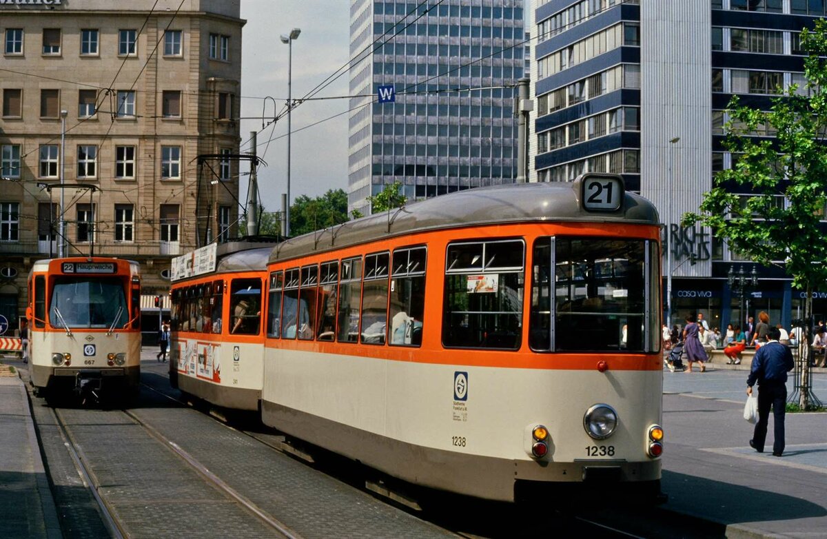 Frankfurter Straßenbahn (21.08.1985): Zug der Baureihe Pt und daneben ein Zug der Frankfurter Baureihe L (Duewag) mit Beiwagen der Baureihe l (Duewag Einheitswagen B 4)