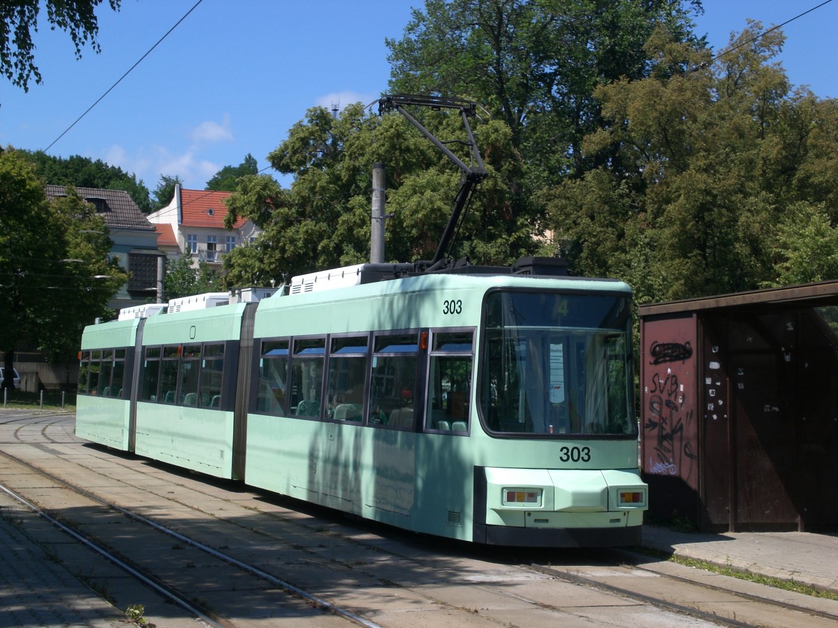 Frankfurt(Oder): Straßenbahnlinie 4 nach Neuberesinchen an der Haltestelle Stadion.(6.7.2011)
