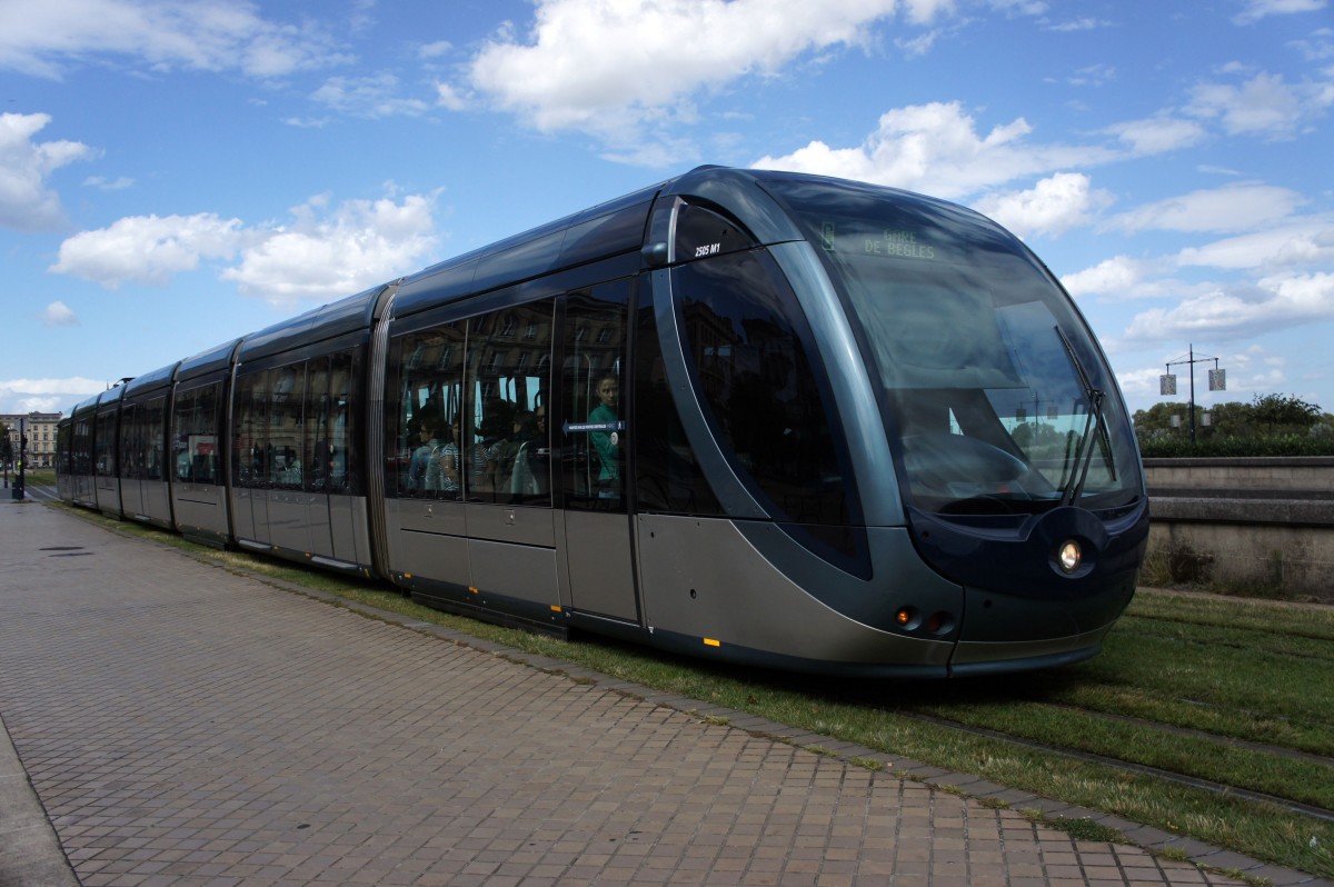 Frankreich / Straßenbahn Bordeaux: Alstom Citadis 402 der TBC Bordeaux, Wagen 2505, aufgenommen im September 2015 in der Nähe der Haltestelle  Place de la Bourse  in Bordeaux.