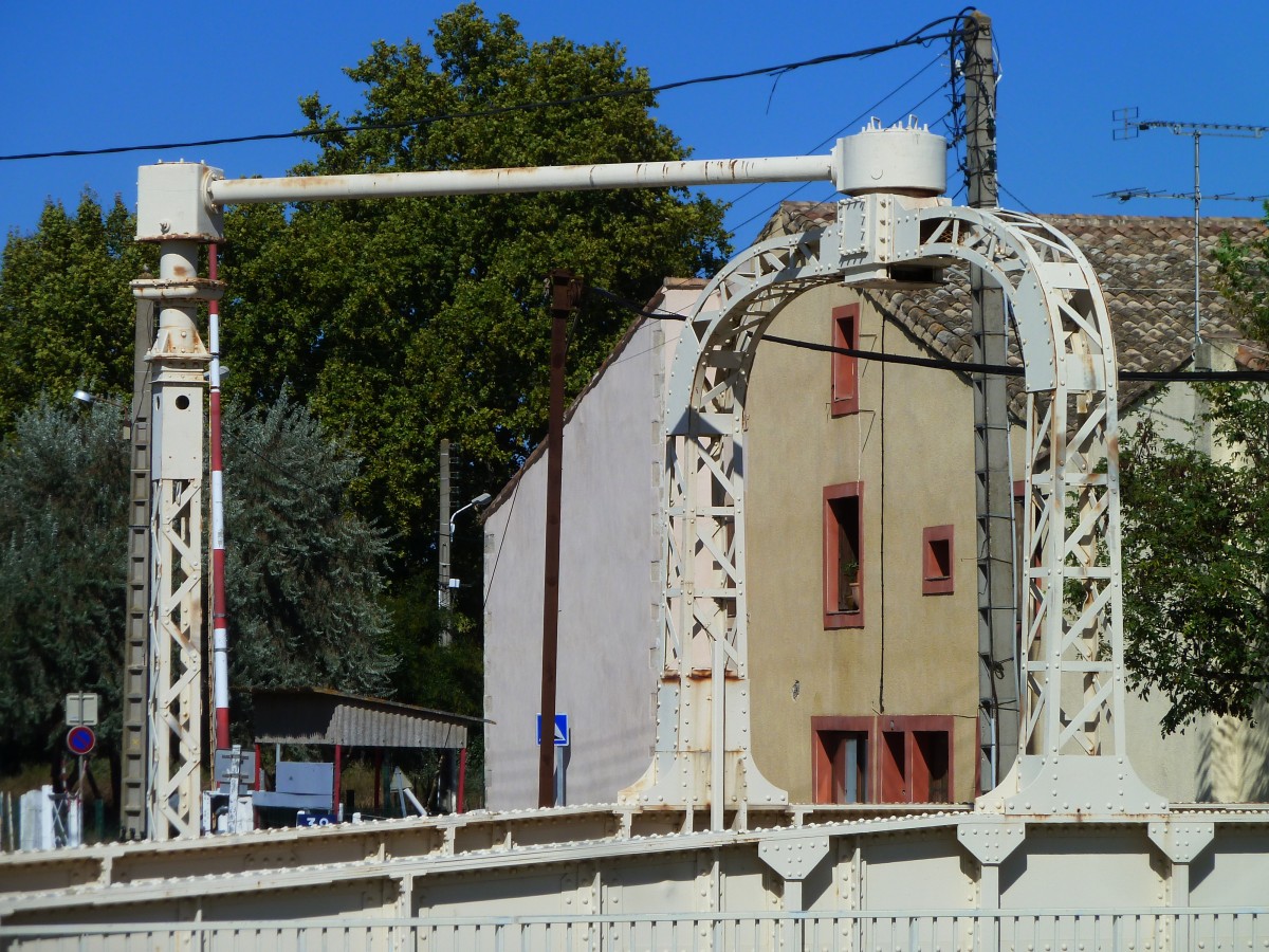 Frankreich, Languedoc, Gard, Aigues-Mortes. Detailaufnahme der Drehbrücke über den Kanal auf der Eisenbahnlinie (Nîmes -) Saint-Césaire - Aigues-Mortes - le Grau-du-Roi. Hier ist sie um 90 Grad gedreht um die Schiffe auf dem Canal du Rhône à Sète vorbeifahren zu lassen. 13.09.2014