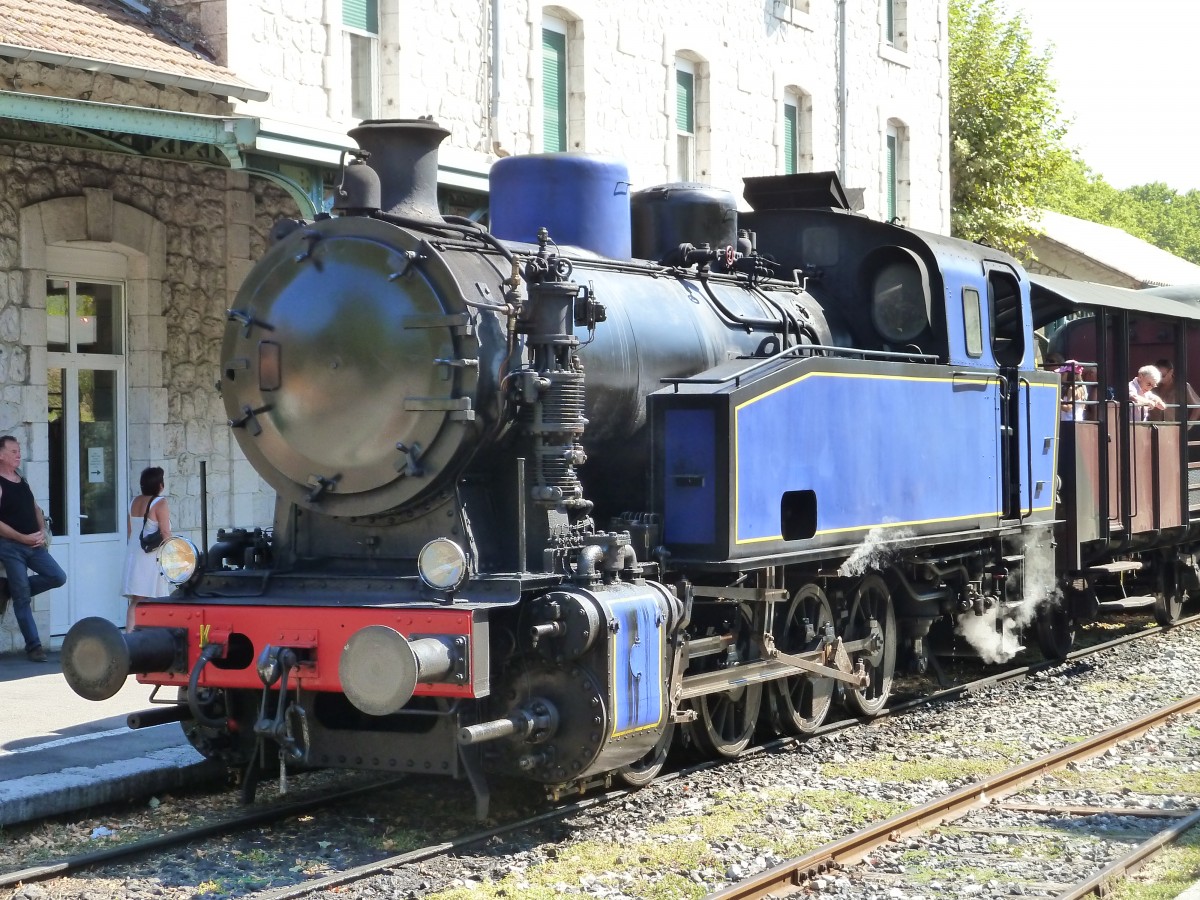 Frankreich, Languedoc, Gard,  Train à vapeur des Cévennes  von Anduze nach Saint-Jean-du-Gard. Die 48 Tonnen schwere Lok ist seit 2008 bei dieser Museumsbahn.Diese Henschel 040T 25724 mit 800 PS und maximaler Geschwindigkeit von 40 km/h wurde 1949 in Deutschland gebaut. Der Zug wartet in Anduze auf die Abfahrt in Richtung Saint-Jean-du Gard. 07.08.2014 http://www.trainavapeur.com/