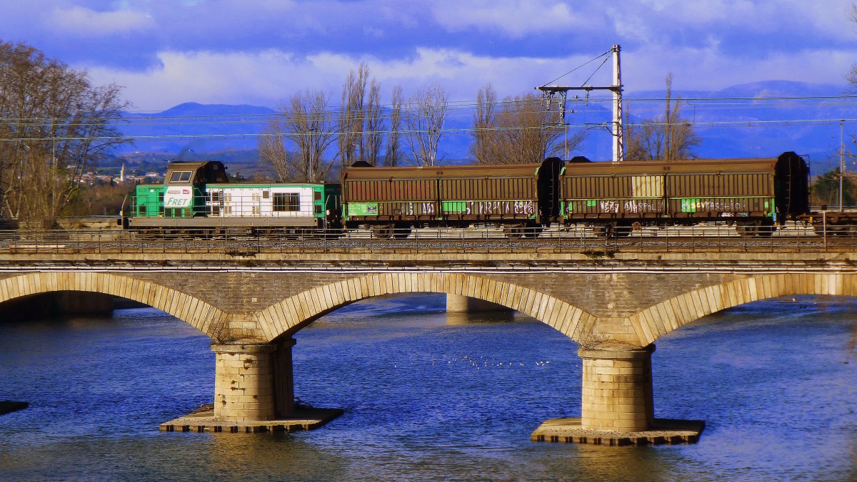 Frankreich, Languedoc, Hérault, Béziers, die BB469208 (die ex BB 466208 mit neuem Motor)mit ihrem Fret auf der Brücke über den Fluss Orb nahe beim Bahnhof von Béziers. 20.01.2014 