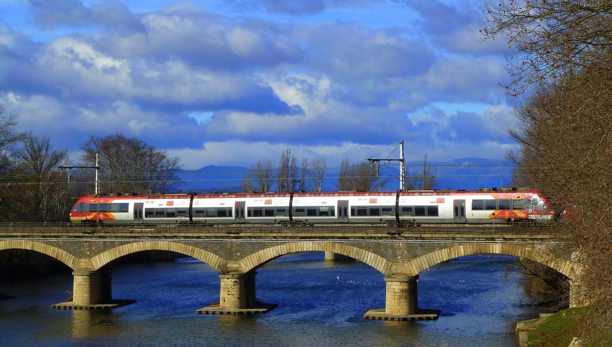 Frankreich, Languedoc, Hérault, Béziers, der Z 27000 auf der Brücke über den Fluss Orb nahe beim Bahnhof von Béziers. 20.01.2014