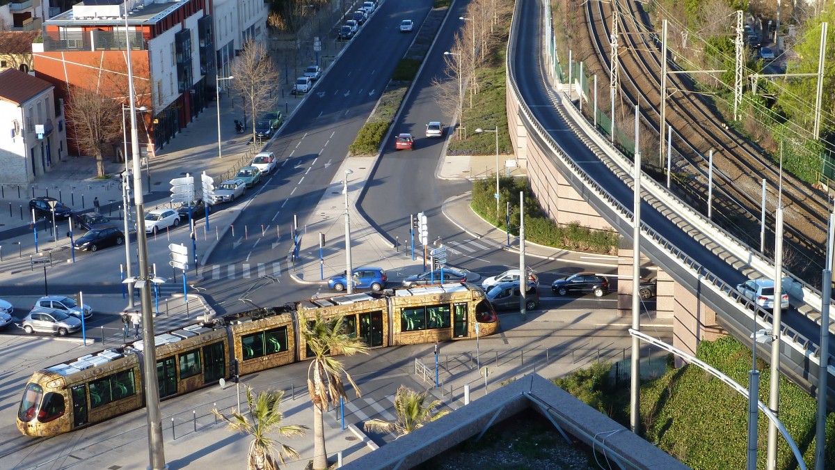 Frankreich, Languedoc, Montpellier Corum, der Citadis 302 Alstom der Linie 4 kommt von  les Aubes  und fährt in die Station  Corum  ein. Von der Terrasse auf dem Dach des Corum aus fotografiert. 01.03.2014