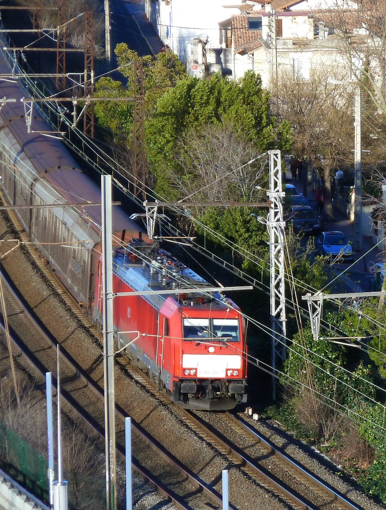 Frankreich, Languedoc, Montpellier Corum, die DB Lok 186 330-7 mit Fret auf der Strecke Nîmes-Montpellier kurz vor dem Bahnhof Montpellier Saint-Roch. Von der Terrasse auf dem Dach des Corum aus fotografiert. 01.03.2014