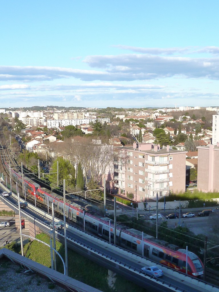 Frankreich, Languedoc, Montpellier Corum, die SNCF Zweistromtriebzüge Z 27500 auf der Strecke Montpellier-Nîmes kurz nach ihrer Abfahrt aus dem Bahnhof Montpellier Saint-Roch. Von der Terrasse auf dem Dach des Corum aus fotografiert. 01.03.2014