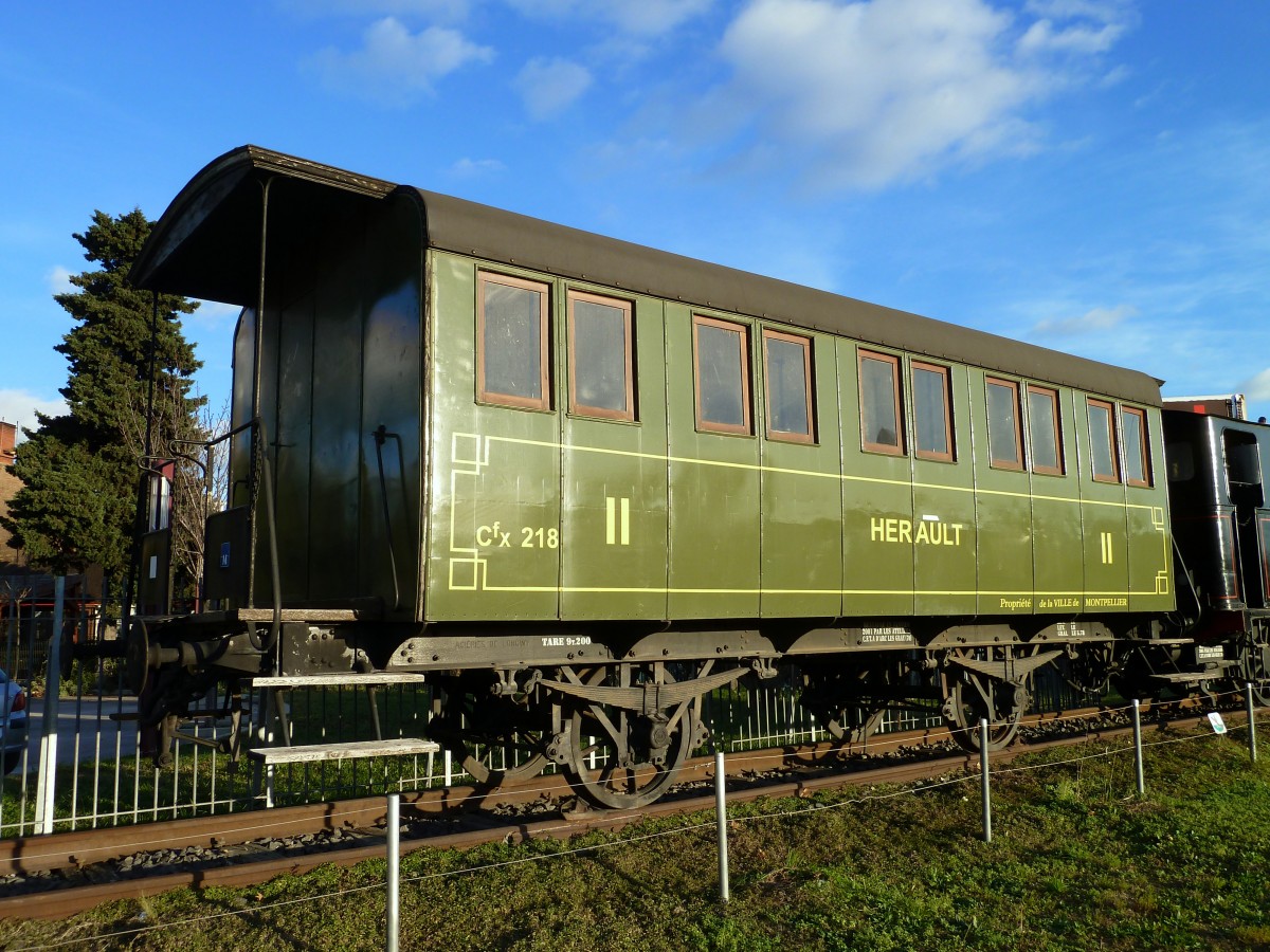 Frankreich, Languedoc, Montpellier. der Wagen Cfx-218 (unter Denkmalschutz seit dem 27. Mrz 1990)der ehemaligen Strecke Montpellier-Palavas, in Montpellier, Rond-point Prs-d'Arnes, 22.12.2011