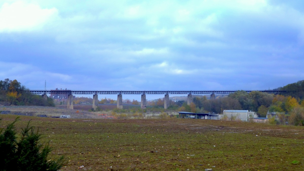 Frankreich, Lothringen, Département de la Moselle, Audun-le-Tiche. Auf der ehemaligen Bahnstrecke Fontoy - Audun-le-Tiche (Länge: 22km, gebaut zwischen 1899 und 1904, 1962 elektrifiziert unter 25kV, 1999 geschlossen) befindet sich dieser 375m lange Viadukt mit 12 Tragflächen, 30 Meter hoch über das Tal der Alzette und die CFL Bahnlinie 60c von Esch-sur-Alzette nach Audun-le-Tiche. Von Russange aus fotografiert am 06.11.14
