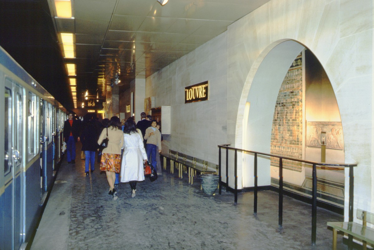 Frankreich, Paris, Metro Linie 1, ein MP 59 auf Gummireifen in der ehemaligen blau-weissen Ausfhrung in der Station Louvre. Scan eines Dias von April 1976